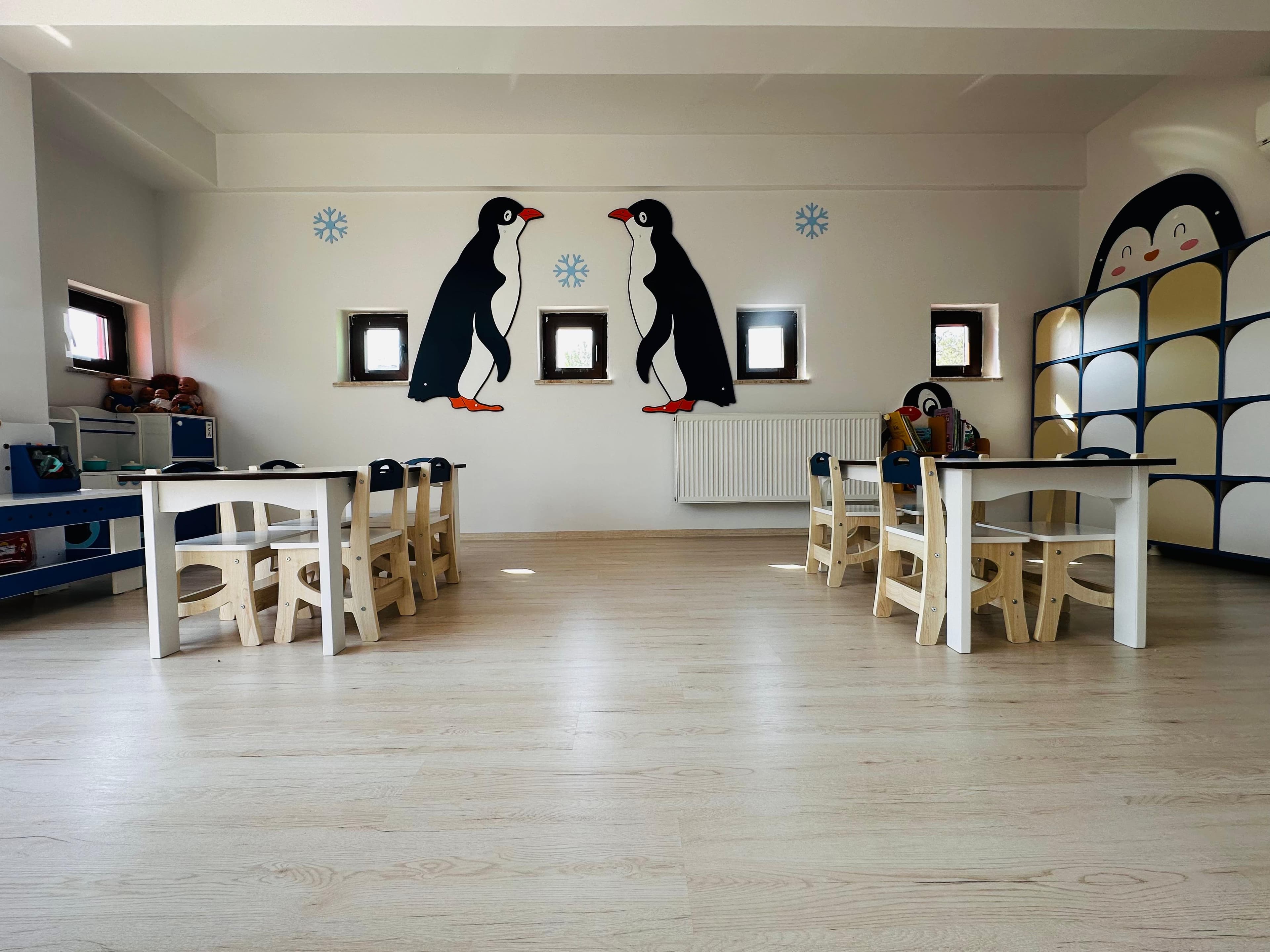 Penguen temalı sınıfta masalar ve dolaplar